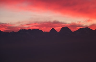红色日落时的山脉轮廓